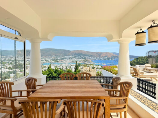 Bardakçı’da Kale ve Yeni Liman Manzaralı Satılık Modern Villa